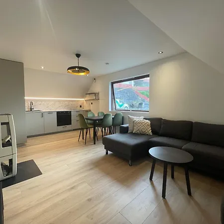 Free Parking - Bright 3br