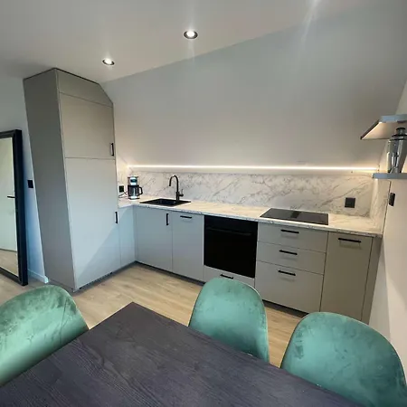 Free Parking - Bright 3br